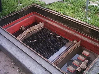 Caixa separadora de água e óleo antes da limpeza